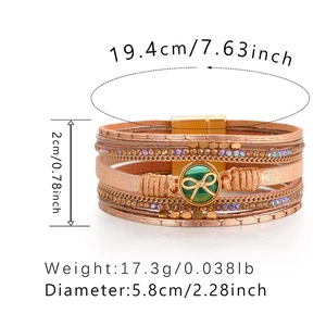 Dettaglio del bracciale multistrato in pelle oro rosa con design a fiocco e chiusura magnetica