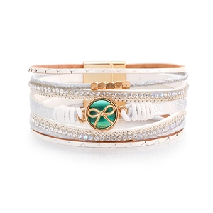 Dettaglio di bracciale multi-strato in ecopelle bianca con strass e chiusura magnetica