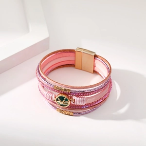 Dettaglio del bracciale multistrato rosa bohémien con inserto in cristallo e fibbia magnetica