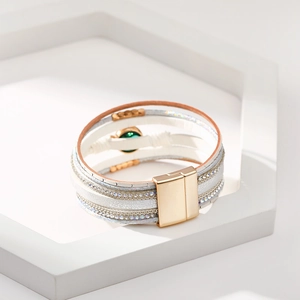 Bracciale boho multistrato in pelle con gemma verde e chiusura magnetica