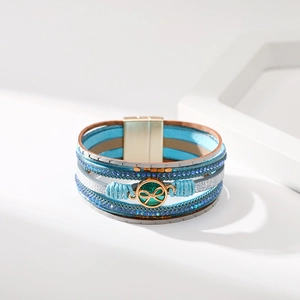 Dettaglio del bracciale multistrato bohémien con cordino turchese e chiusura magnetica