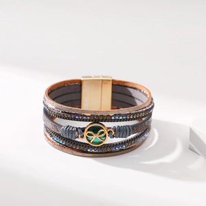 Bracciale multistrato in pelle bohémien con fiocco di strass e chiusura magnetica dorata