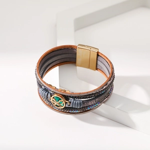 Dettaglio del bracciale multistrato in pelle bohémien con nodo infinito e chiusura magnetica