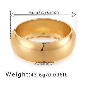 Detail view of gold polished drum cuff bracelet with 6cm diameter and 2.5cm width specs