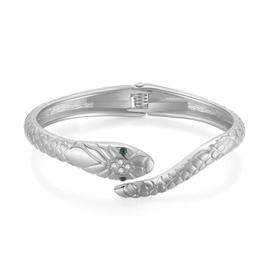 Bracciale a serpente vintage in argento con occhi verdi e scaglie testurizzate su bianco