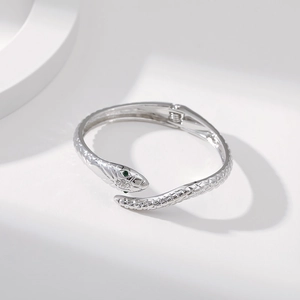 Bracciale a serpente argento con occhi in gemme verdi e trama a squame goffrata
