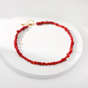 Bohemian choker ketting met onregelmatige rode stenen en verstelbare gouden sluiting