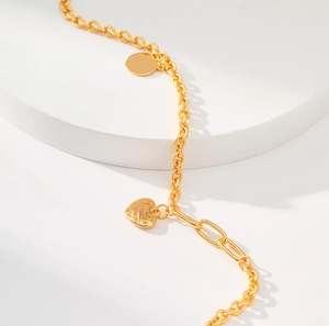 Eleganter goldener Herzanhänger mit Love You Gravur an einer gedrehten Gliederkette