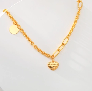 Goldfarbene Halskette mit Herzanhänger, Gravur und Gliederkette im Vintage-Stil