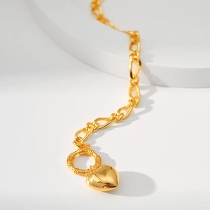 Minimalistische 18K vergoldete Kette mit 3D-Herzanhänger auf weißem Sockel