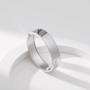 Dettaglio del bracciale rigido largo argento lucido con chiusura a cerniera flessibile