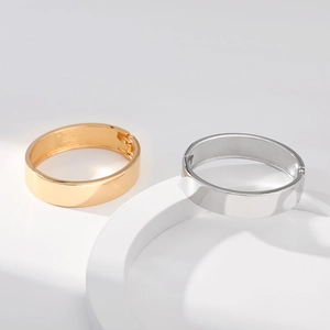 Bracciali a cerchio aperti minimalisti con finiture lucide in oro e argento