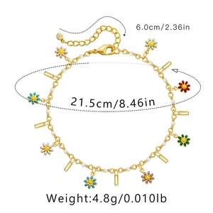 Detail der 18K vergoldeten Kette mit bunten Gänseblümchen-Anhängern und weißen Perlen
