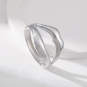 European style silver alloy lip shaped metal bangle with minimalist creative design
