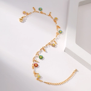 Detail der 18K vergoldeten Gänseblümchen-Fußkette mit bunten Emaille-Anhängern und Verschluss
