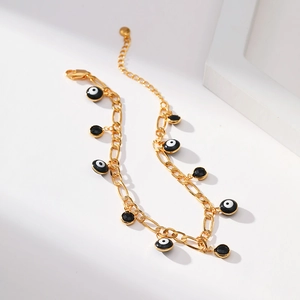 Détail d'une chevillère Figaro plaquée or 18K avec breloques Evil Eye et gemmes