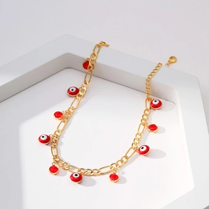 Détail de la chevillère Figaro dorée avec charms œil protecteur rouge et perles
