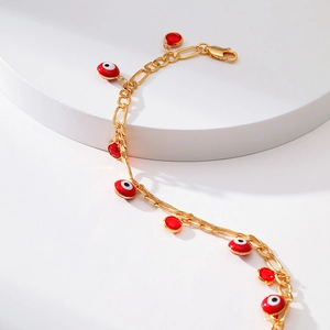Détail de la chevillère en laiton plaqué or 18K avec breloques œil grec en émail rouge