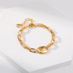 Classic gold pig nose chain link bracelet with adjustable lobster clasp on white pedestal