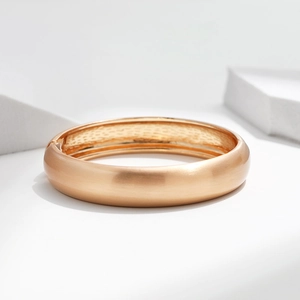 Bracelet jonc large minimaliste en or rose avec métal brossé et texture nid d'abeille
