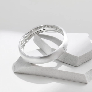 Bracelet jonc en métal brossé argenté avec charnière sur support en pierre