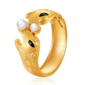Detailansicht eines Vintage Leopard-Metallarmbands mit Perlen und mattem Goldfinish