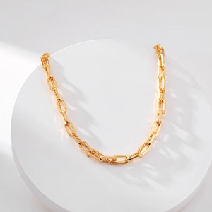 Poliertes, 18 Karat vergoldetes Büroklammer-Kettenhalsband auf minimalistischem Steinsockel