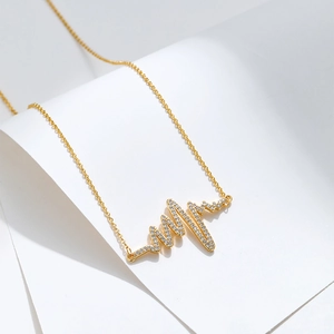 Elegante collana dorata con catena a O e pendente a onda irregolare con zirconi bianchi