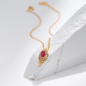 Collana geometrica placcata oro 18K con ciondolo rosa, zircone rosso e motivo piuma