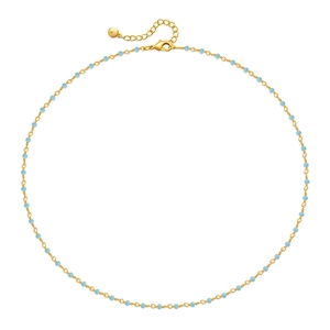 Collier bohème en laiton plaqué or 18K avec perles bleu clair sur fond blanc immaculé