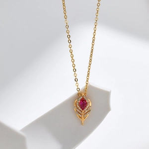 Collana placcata oro 18K con ciondolo piuma e zircone a goccia color rubino