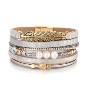 Vue détaillée du bracelet multicouche boho en cuir avec feuille dorée et perles