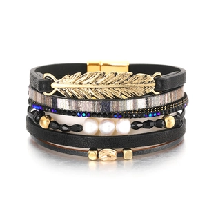 Détail du bracelet bohème multicouche avec breloque feuille dorée et fermoir magnétique