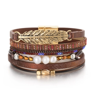 Vue détaillée d'un bracelet de style bohème en cuir multicouche avec perles et feuille
