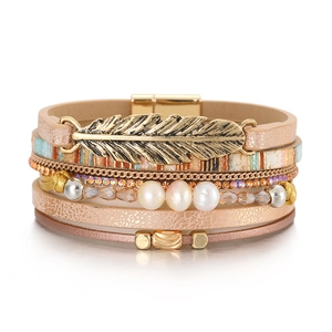 Bracelet multicouche bohème en cuir avec perles et fermoir magnétique plume dorée