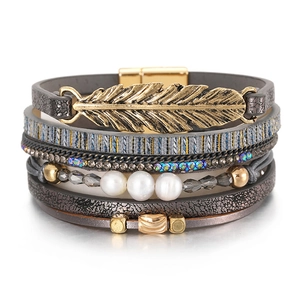 Détails d'un bracelet de style bohème avec perles et fermoir magnétique en feuilles