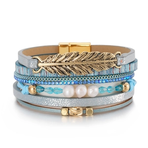 Vue détaillée du bracelet multicouche bohème en cuir avec pendentif plume et fermoir aimant