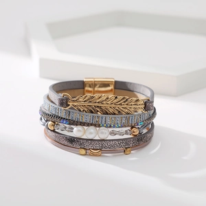 Bracelet bohème multicouche en cuir avec breloque plume dorée, perles et fermoir magnétique