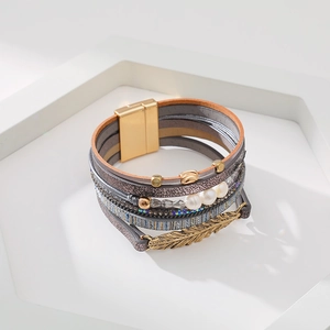 Détails du bracelet multicouche en cuir bohème avec perles et breloque plume dorée
