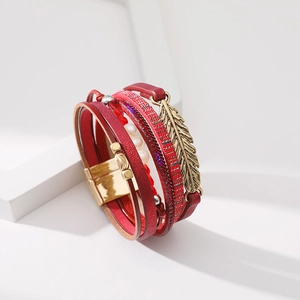 Bracelet multicouche en cuir rouge bohème avec pendentif plume dorée et fermoir magnétique
