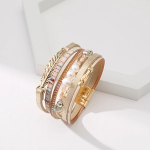 Détail du bracelet bohème multicouche avec perles, fermoir magnétique et breloque feuille