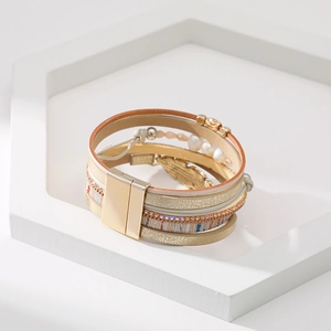 Détails du bracelet bohème multicouche avec perles, breloque feuille et fermoir magnétique