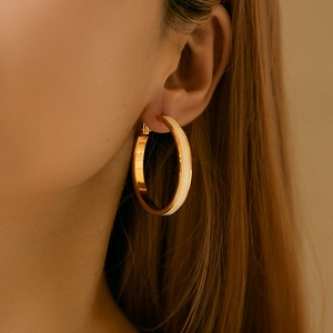 Minimalistische 18K vergoldete Creolen mit weißem Emaille-Finish an einem Model
