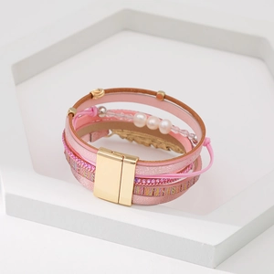 Détails du bracelet multicouche en cuir rose avec perles et breloque en forme de feuille