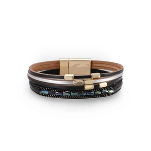 Detail eines mehrlagigen Lederarmbands mit facettierten Perlen und goldenem Magnetverschluss