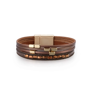 Details eines mehrlagigen Lederarmbands im Boho-Stil mit Perlen und Magnetverschluss