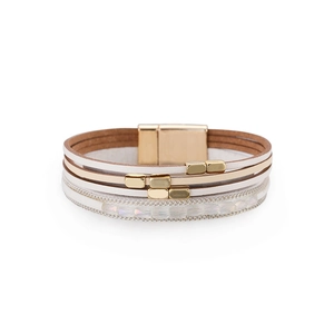 Details des mehrlagigen Lederarmbands im Boho-Stil mit Magnetverschluss und Kristallperlen