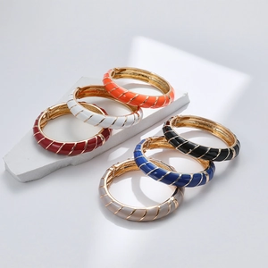 Set di bracciali rigidi in smalto colorato con finitura dorata e trama a spirale su base