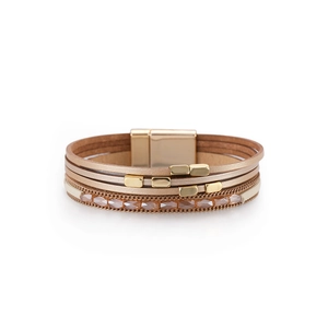 Detailansicht eines böhmischen mehrlagigen Lederarmbands mit Bernsteinperlen und Magnetverschluss