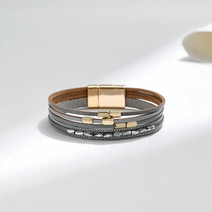 Nahaufnahme des böhmischen mehrlagigen grauen Lederarmbands mit goldenem Magnetverschluss